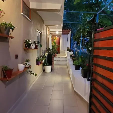 Away From * Σαράντα